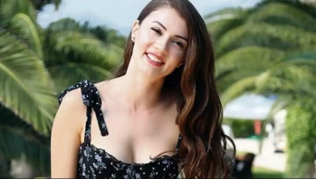 Burcu Özberk'in Derin Sırt Dekolteli Paylaşımı Sosyal Medyada Gündem Yarattı!