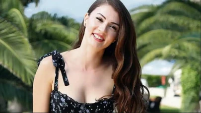 Burcu Özberk'in Derin Sırt Dekolteli Paylaşımı Sosyal Medyada Gündem Yarattı!